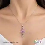 تصویر گردنبند آویز گل‌دار صورتی با نگین